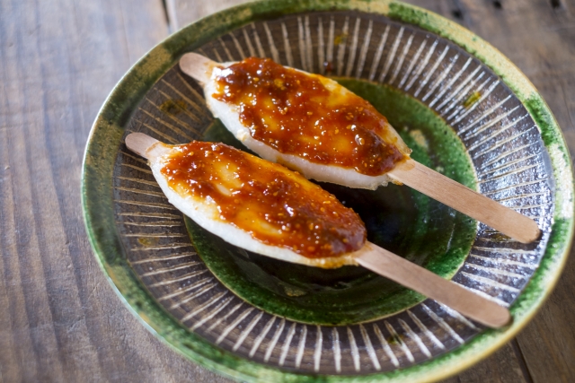 Gohei mochi tusuk panggang dengan saus miso khas Prefektur Gifu, Jepang.