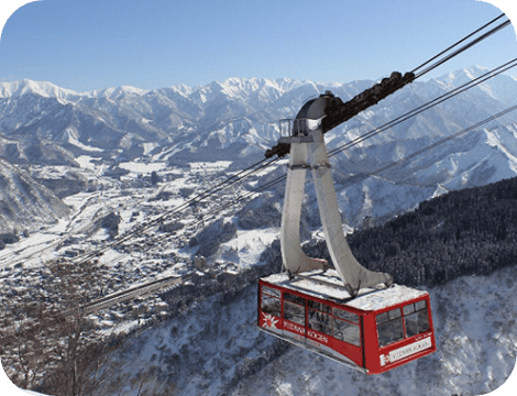 Kereta gantung di Resor Ski Yuzawa Kogen, tempat wisata musim salju dekat Tokyo, Jepang.