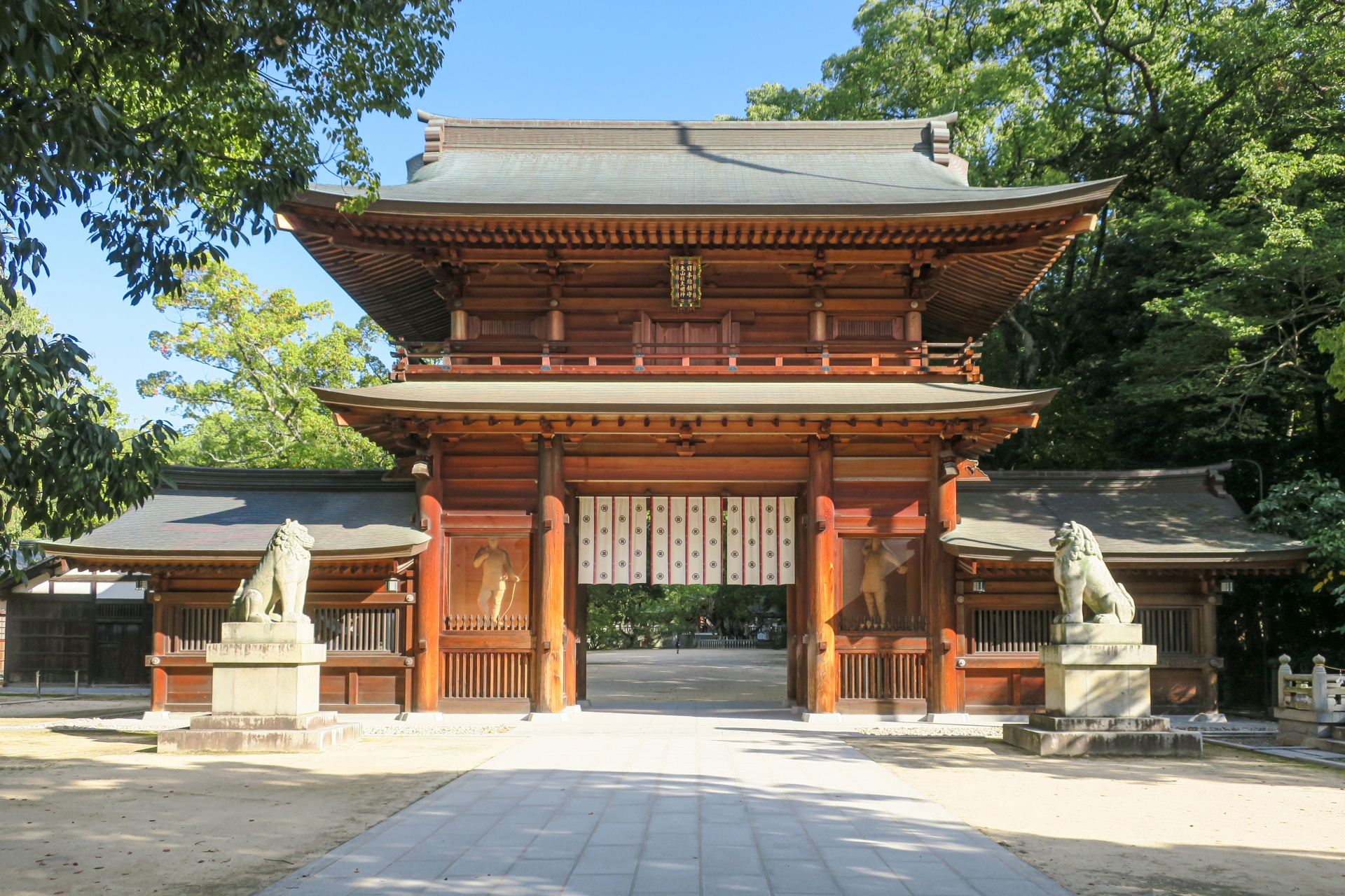 Pintu masuk utama Kuil Oyamazumi di Pulau Omishima, Kota Imabari, Prefektur Ehime, Jepang.