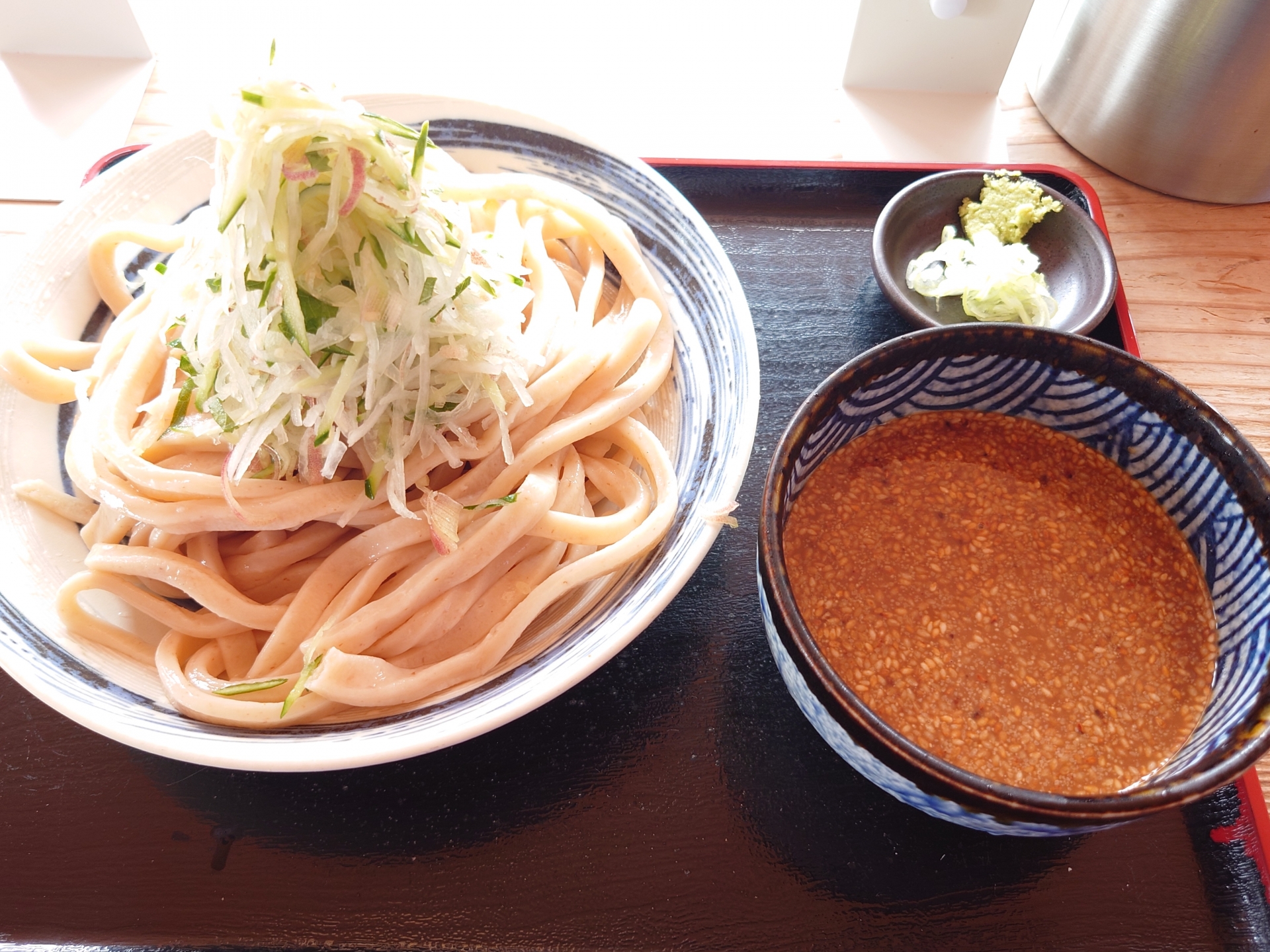 Suttate udon, udon dengan saus kental dari kedelai giling, miso, dan saus kedelai.