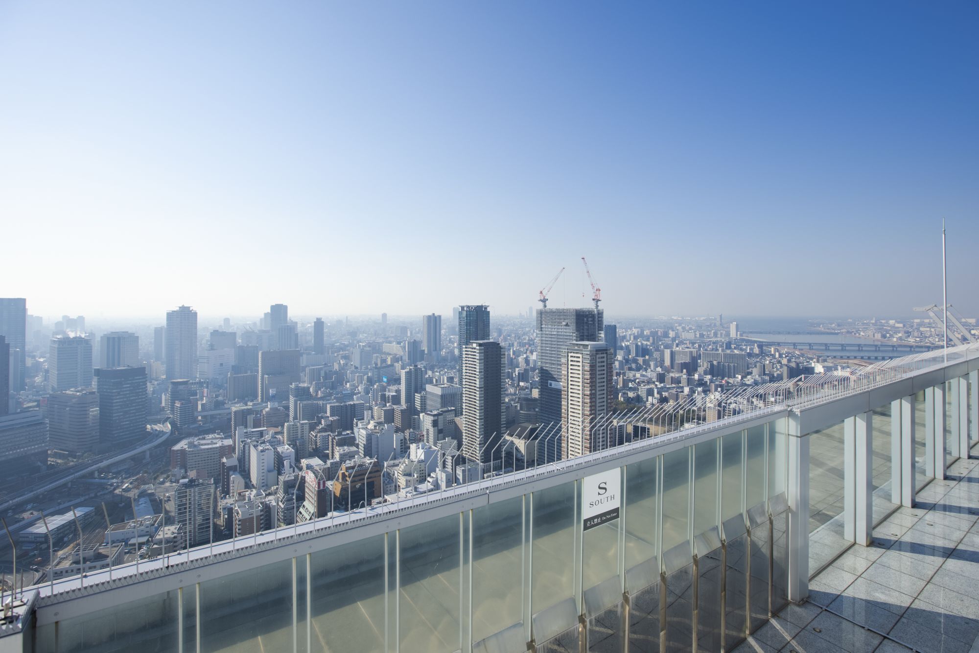 Umeda Sky Building di Osaka, Jepang.