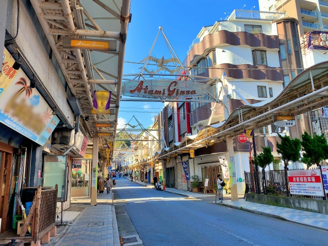 Atami di Shizuoka bagian timur, dikenal sebagai salah satu resor mata air panas terbaik di Jepang.