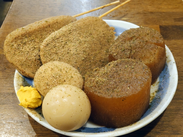 Oden khas Shizuoka biasanya berkuah gelap.