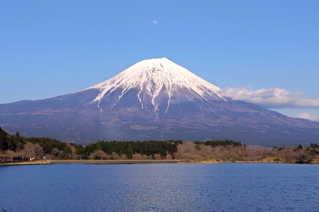 Puncak bersalju Gunung Fuji di Prefektur Shizuoka, Jepang.