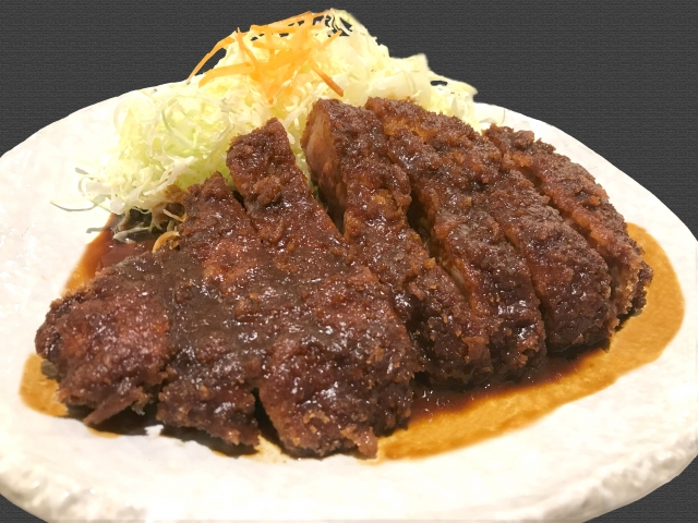 Miso katsu khas Prefektur Aichi terbuat dari potongan daging babi renyah yang diberi saus miso merah.