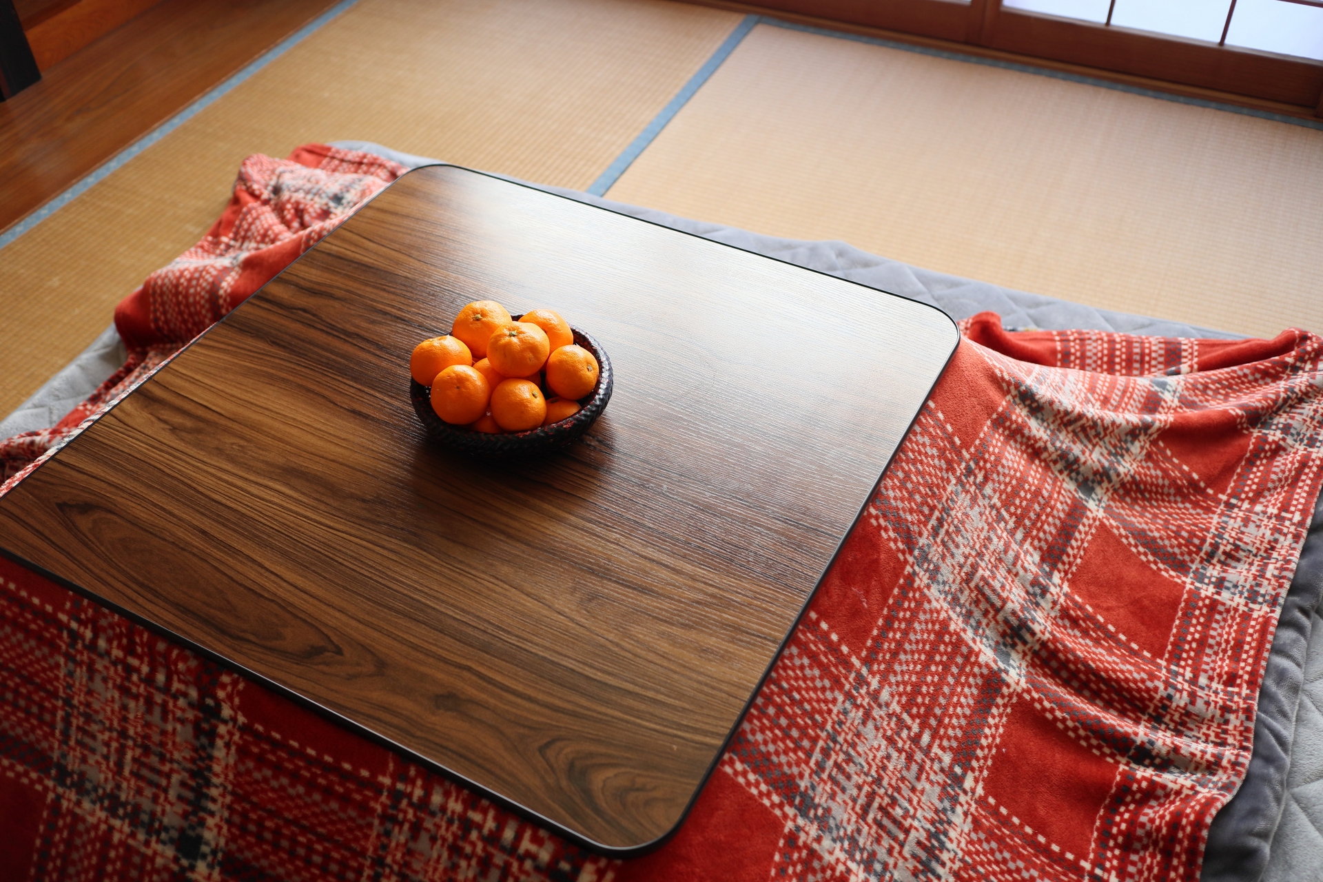 Kotatsu, meja dengan pemanas yang dipakai saat musim dingin di Jepang.