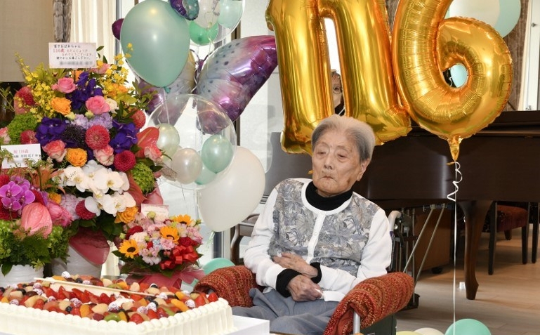 Orang tertua di dunia, Tomiko Itooka saat merayakan ulang tahunnya yang ke-116 di Kota Ashiya, Prefektur Hyogo. Tomiko Itooka meninggal pada usia 116 tahun di kota tempat tinggalnya yang diumumkan pada 4 Januari 2025. (23 Mei 2024)