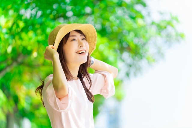 Kamu dapat memakai dress sebagai layer dalam outfit musim dingin, padukan juga dengan topi.