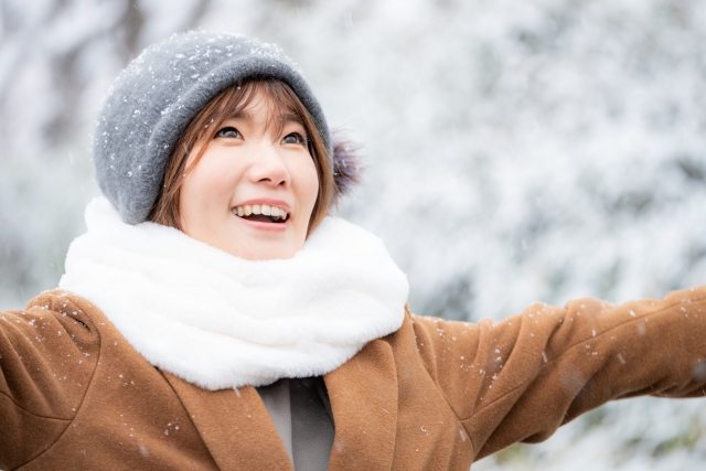 Saran baju hangat musim dingin di Jepang: mantel, syal, dan topi kupluk.