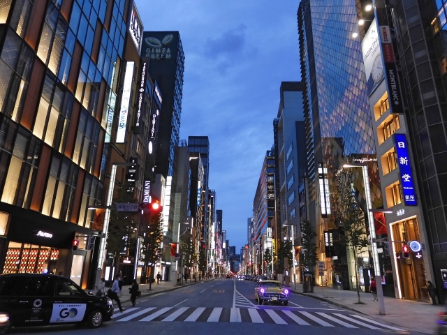 Suasana Ginza Chuo street pada malam hari.