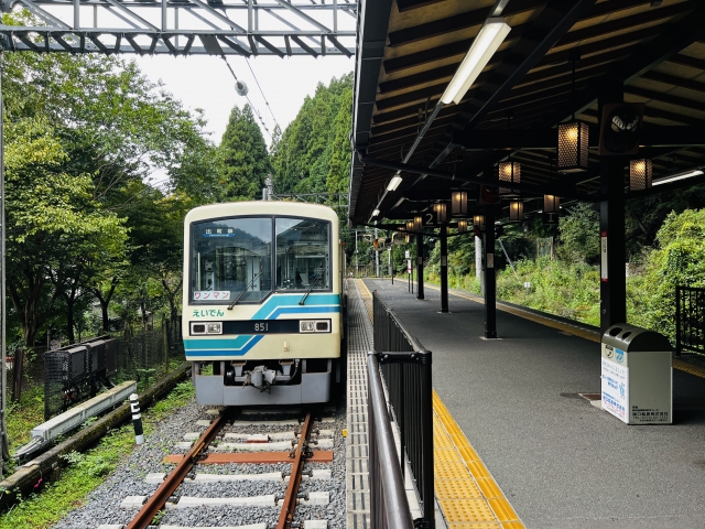 Stasiun kereta api Kuramadera di  Kyoto, Jepang.