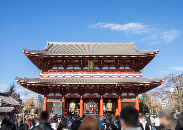 Orang Jepang berkunjung ke kuil saat awal tahun untuk berdoa, salah satunya ke Kuil Sensoji di Tokyo.