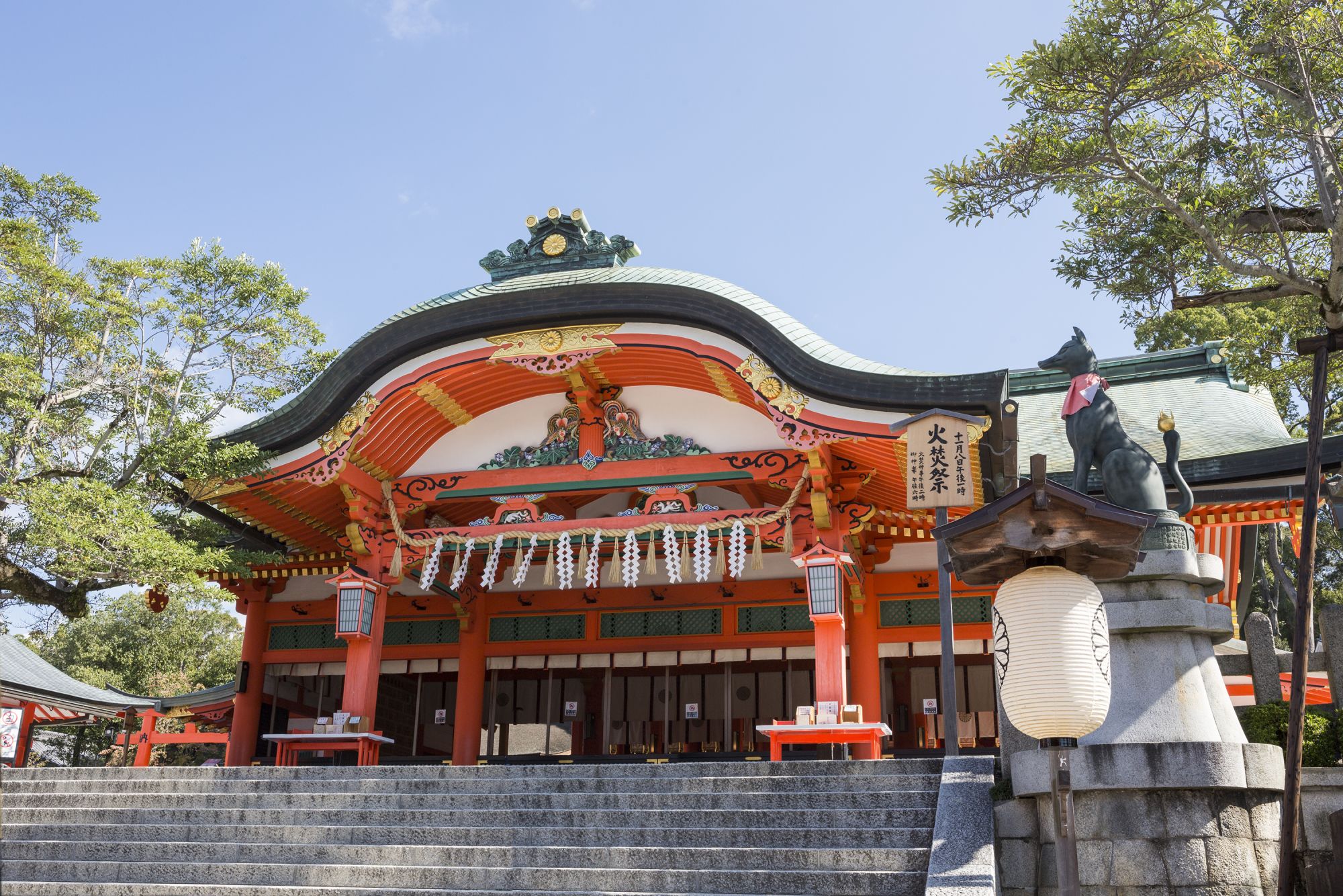 Fushimi Inari-taisha, salah satu kuil ikonik dan populer di Kyoto, Jepang.