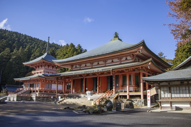 Gunung Hiei memiliki Kuil Enryakuji yang masuk dalam Situs Warisan Dunia UNESCO, sekaligus tempat suci bagi pengikut Buddha.