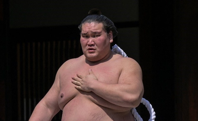 Yokozuna atau grand master sumo, Terunofuji, sedang melakukan upacara tradisional Shinto di Kuil Yasukuni di Tokyo selama honozumo tahunan. Upacara diadakan saat pameran seremonial satu hari untuk penonton yang diadakan di dalam kompleks kuil. Terunofuji memutuskan untuk pensiun, kata Asosiasi Sumo Jepang pada 16 Januari 2025. (15/4/2024) (Foto ini diambil pada 15 April 2024)