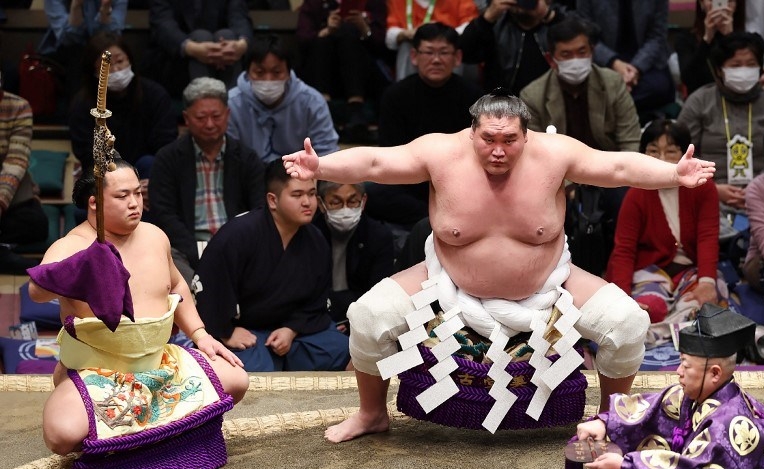 Grand master sumo kelahiran Mongolia Terunofuji memasuki ring pada Turnamen Sumo Besar Tahun Baru di Tokyo. Terunofuji memutuskan untuk pensiun, sesuai pernyataan Asosiasi Sumo Jepang pada 16 Januari 2025.(Foto ini diambil pada 12/1/2025)