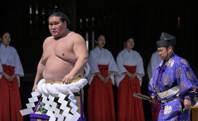 Yokozuna atau grand master sumo, Terunofuji, sedang melakukan upacara tradisional Shinto di Kuil Yasukuni di Tokyo selama honozumo tahunan. Upacara diadakan saat pameran seremonial satu hari untuk penonton yang diadakan di dalam kompleks kuil. Terunofuji telah memutuskan untuk pensiun, kata Asosiasi Sumo Jepang pada 16 Januari 2025. (Foto ini diambil pada 15/4/2024)