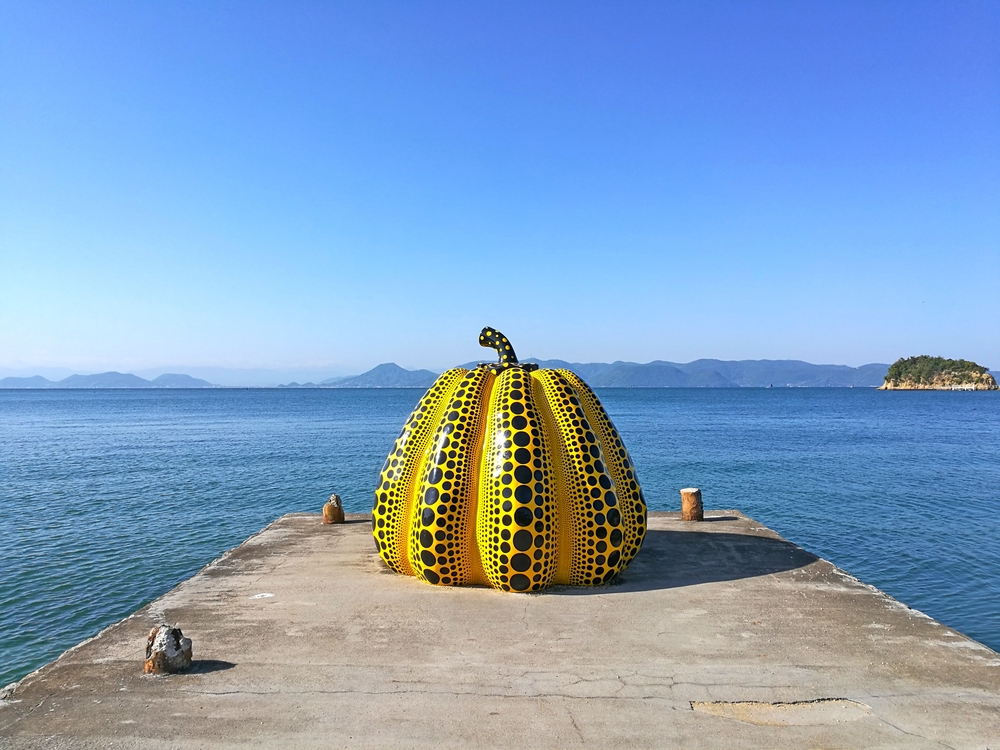 Patung Pumpkin ikonik karya Yayoi Kusama di dekat Pelabuhan Miyanoura, Pulau Naoshima, Prefektur Kagawa, Jepang. (Foto diambil 11/5/2017)