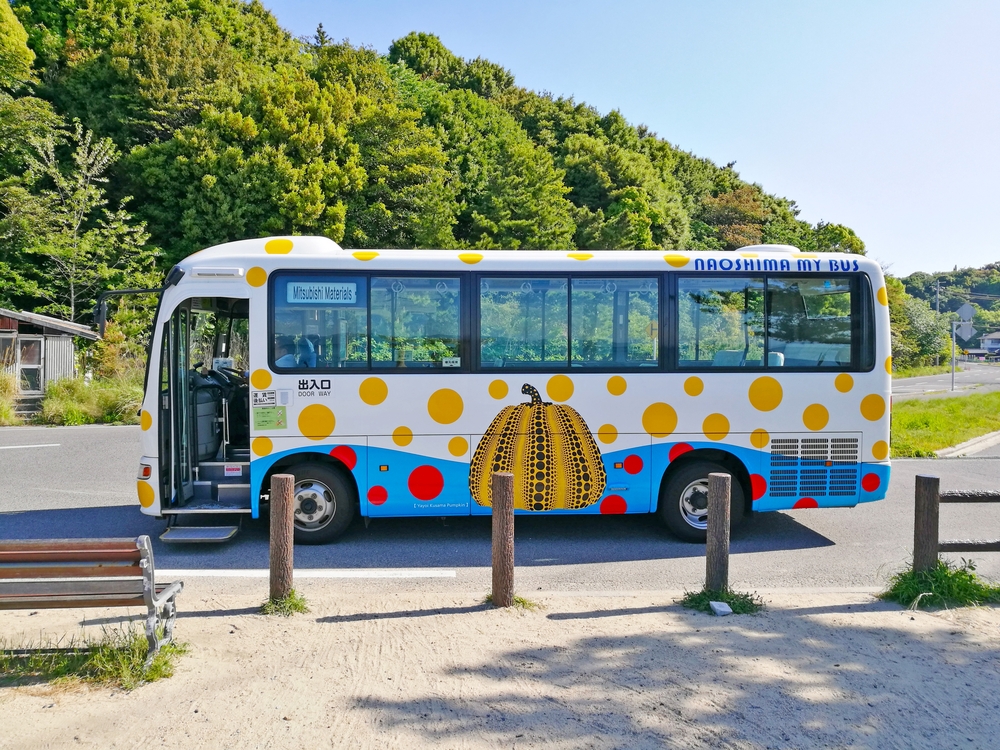 Bus dengan gambar patung Pumpkin karya Yayoi Kusama di Pulau Naoshima, Prefektur Kagawa, Jepang. (Foto diambil 11/5/2017)