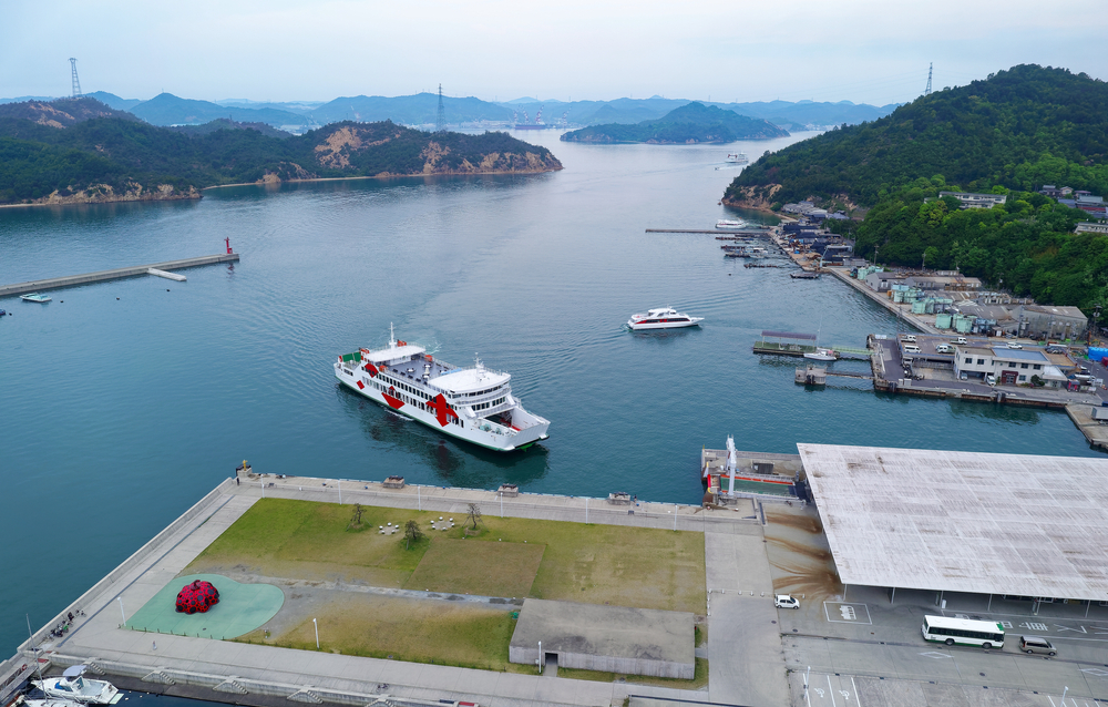 Pelabuhan Miyanoura di Pulau Naoshima dengan karya seni instalasi Labu Merah karya Yayoi Kusama.