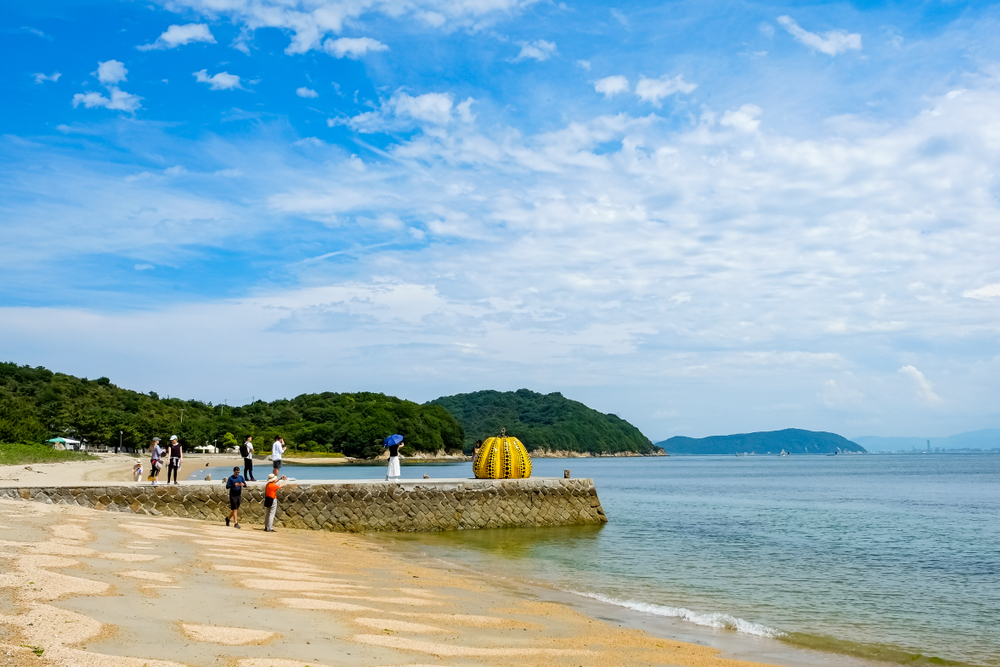 Patung Pumpkin karya Yayoi Kusama di Pulau Naoshima, Prefektur Kagawa, Jepang. Pulau Naoshima terkenal sebagai surga seni. (Foto diambil 3/6/2019)