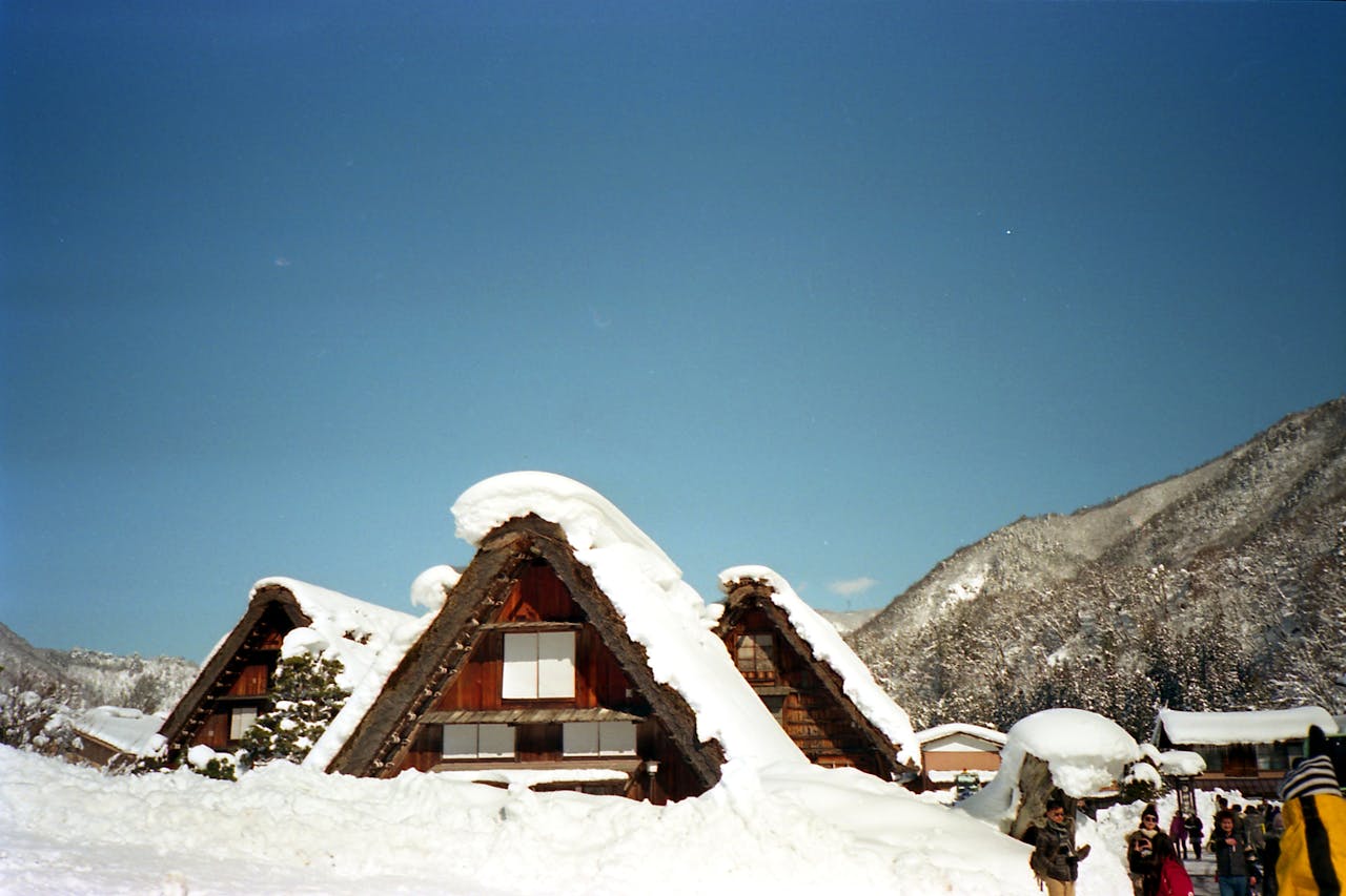 Rumah tradisional gassho zukuri di Desa Shirakawa-go, Prefektur Gifu, Jepang.