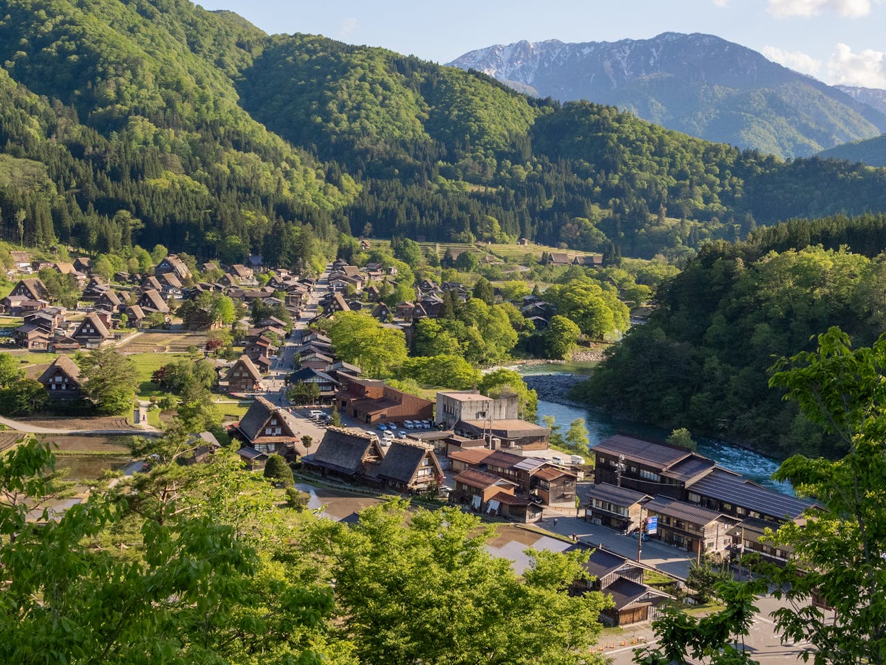 Rumah tradisional gassho zukuri di Desa Shirakawa-go, Prefektur Gifu, Jepang.