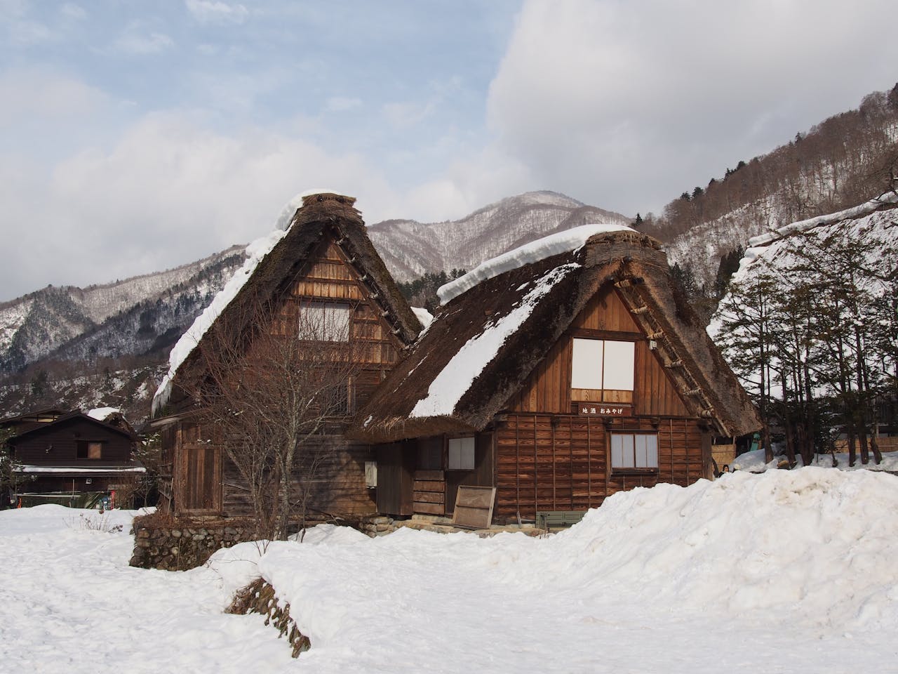 Rumah tradisional gassho zukuri di Desa Shirakawa-go, Prefektur Gifu, Jepang.