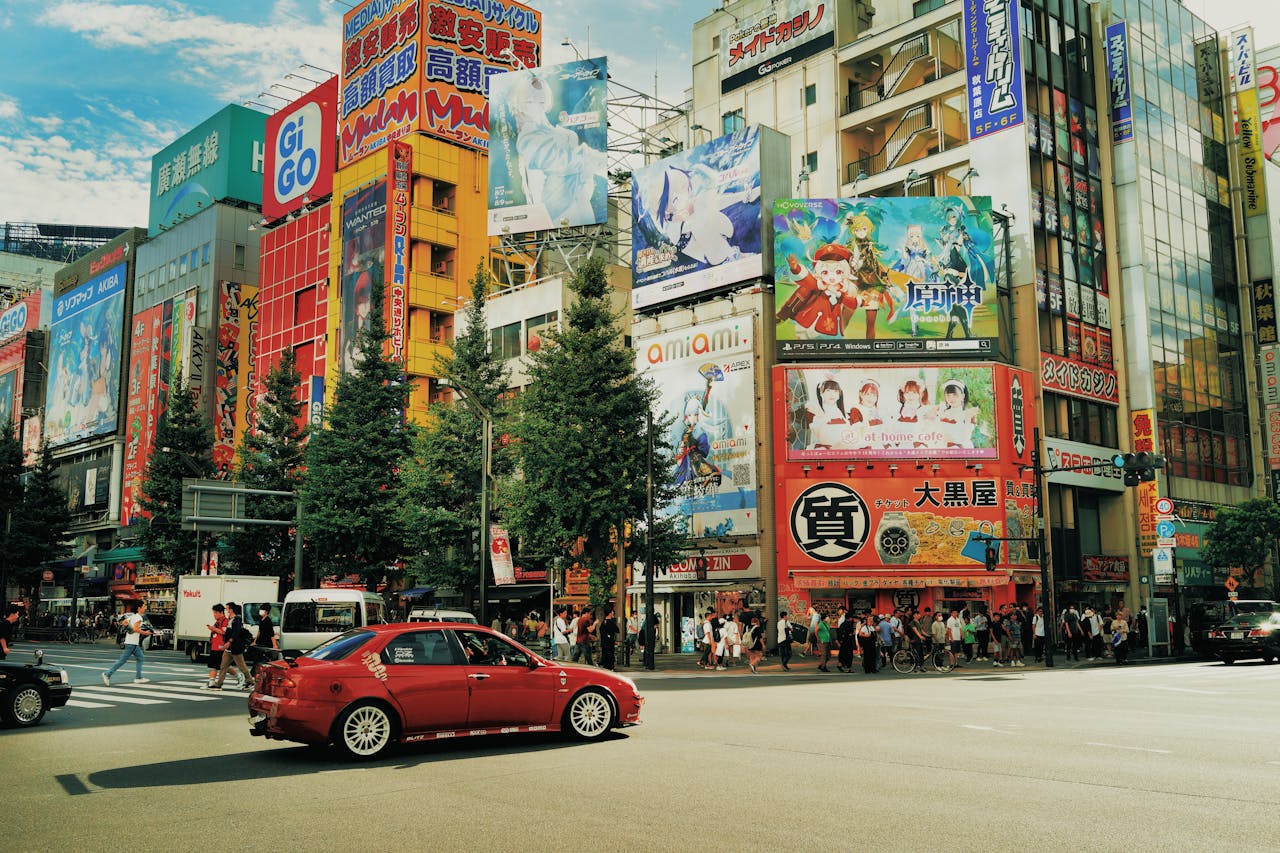 Akihabara dipenuhi gedung tinggi colourful, surga budaya pop Jepang dan elektronik di Tokyo.