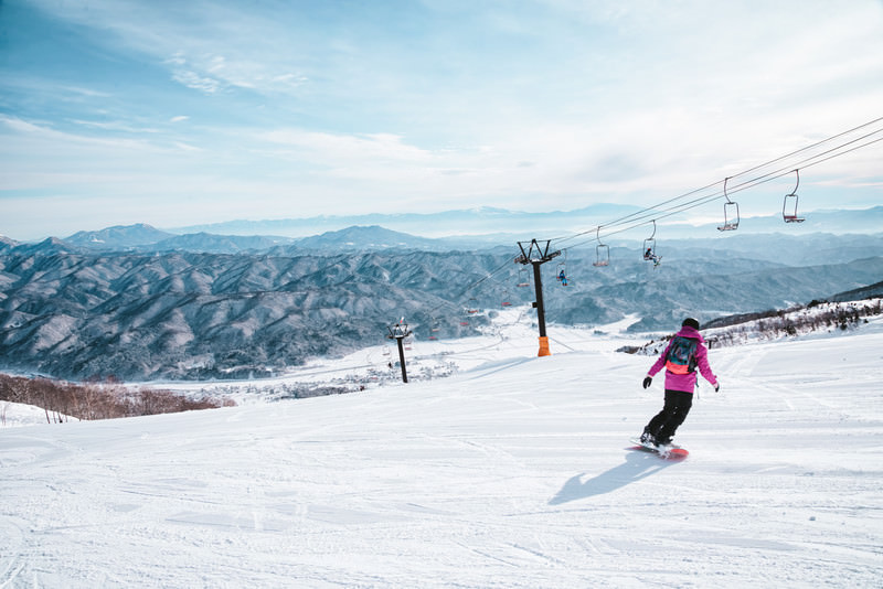 Ilustrasi bermain ski di resor ski Jepang, salah satu kegiatan yang bisa dilakukan saat cuti.