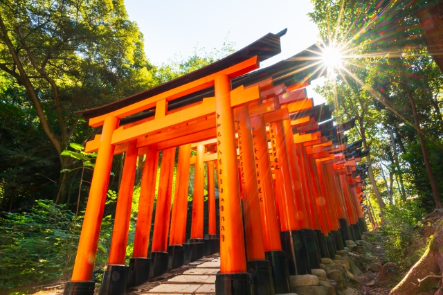 Torii atau gerbang merah di Fushimi Inari Taisha, Kyoto, Jepang.