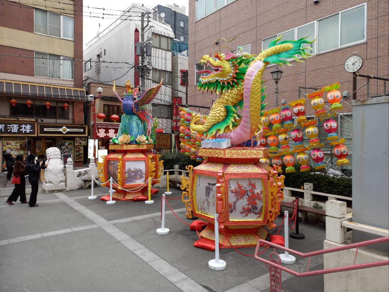 Lampion shio ayam dan naga raksasa di sebuah taman di Yokohama Chinatown, Jepang.