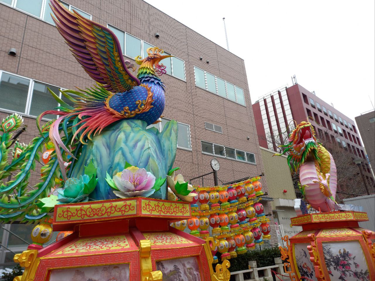 Lampion shio ayam dan naga raksasa di sebuah taman di Yokohama Chinatown, Jepang.