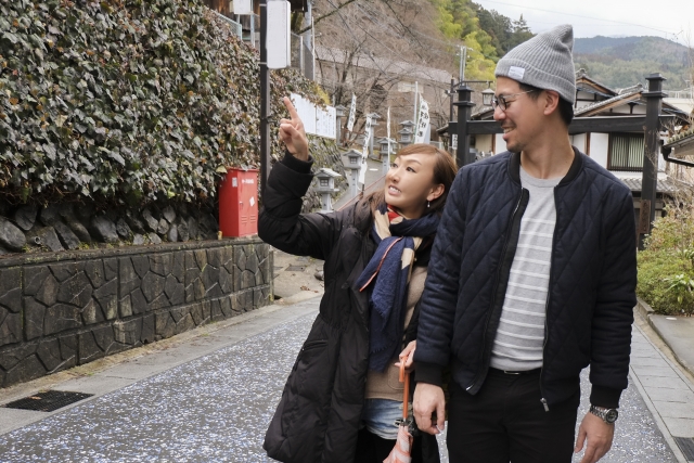 Contoh saran baju musim dingin di Jepang seperti yang dipakai pasangan di Gero Onsen ini.