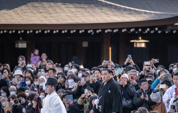 Hoshoryu (baju hitam) resmi menjadi yokozun dalam upacara masuk ring di Kuil Meiji di Tokyo pada 31 Januari 2025.