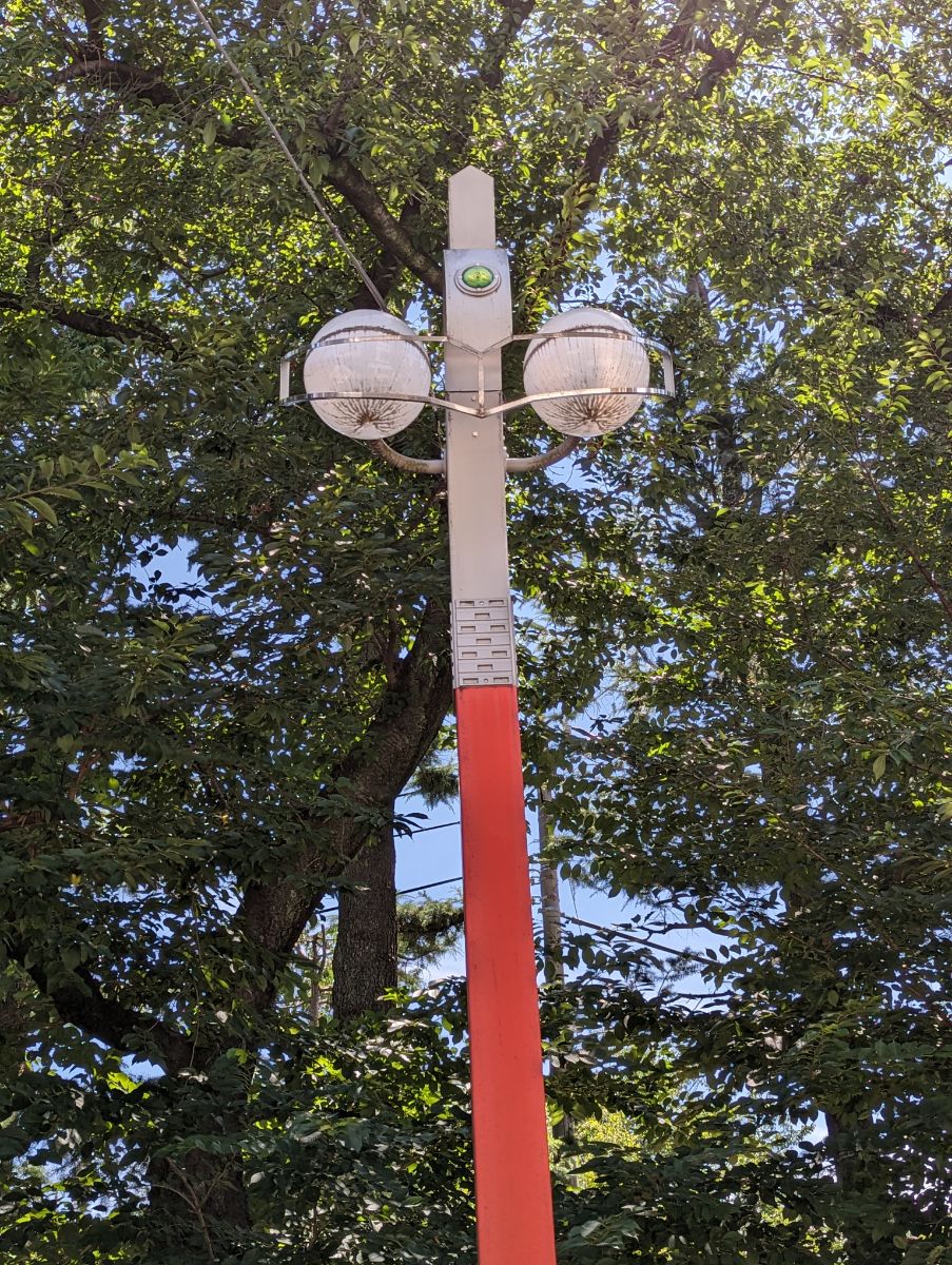 Tiang lampu jalan bertema Ultraman Seven di Kota Ultraman Tokyo.