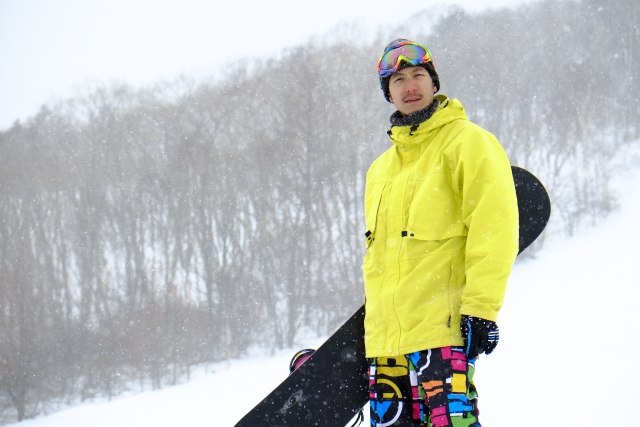 Contoh outfit bermain ski di Jepang seperti topi kupluk, jaket parka, dan sarung tangan.