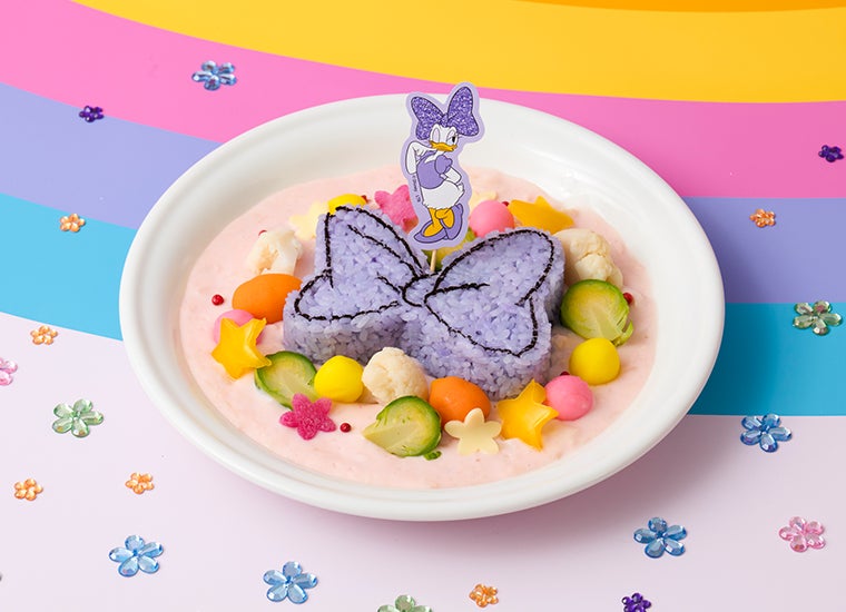 Ribbon Stew Rice Daisy, salah satu menu di kafe bertema Minnie Mouse dan Daisy Duck di Tokyo dan Osaka.