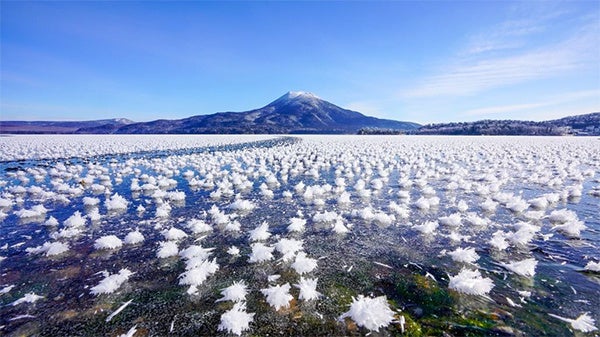 Destinasi musim dingin terbaik di Jepang: kristal es bentuk bunga di Danau Akan, Hokkaido.