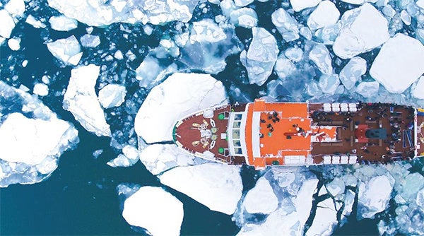 Destinasi musim dingin terbaik di Jepang: lautan es di Okhotsk, Hokkaido.