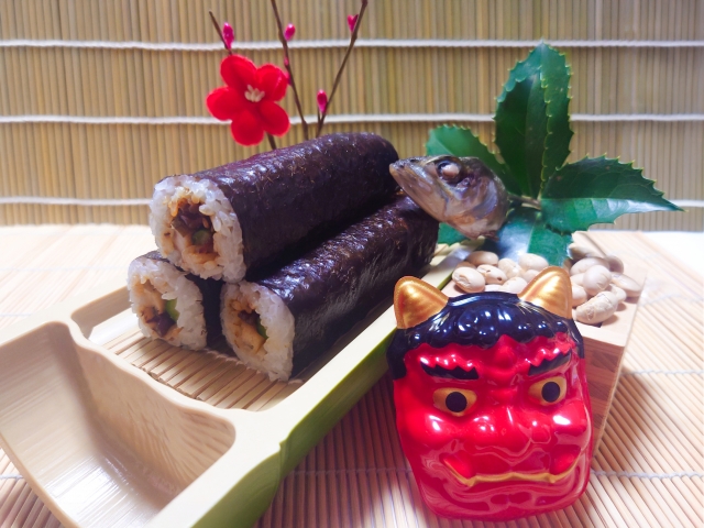 Tradisi usir roh jahat di Jepang dengan memasang hiiragi iwashi yang terbuat dari ranting daun bengkulat dan kepala ikan sarden. Ritual ini dilakukan saat menyambut musim semi.