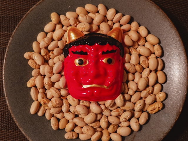 Setsubun, tradisi usir roh jahat dan sambut keberuntungan menuju musim semi di Jepang. Salah satunya dengan melempar kacang kedelai panggang di dalam dan luar rumah.