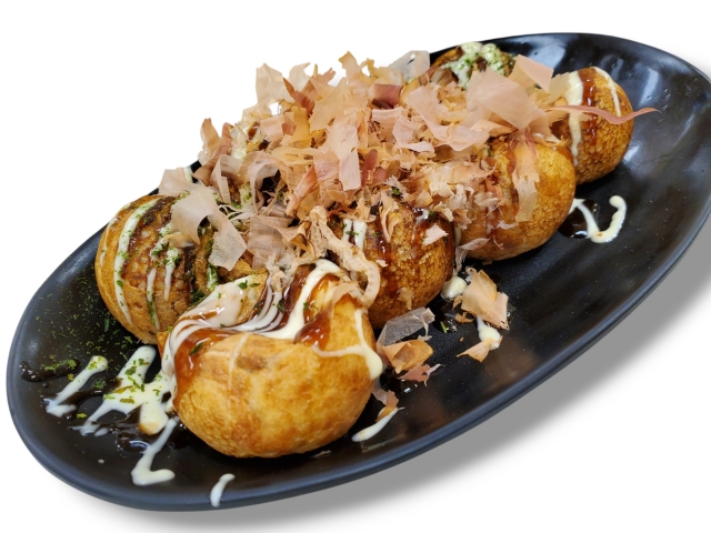 Takoyaki khas Osaka, bola-bola tepung isi gurita dengan taburan katsuobushi dan saus.