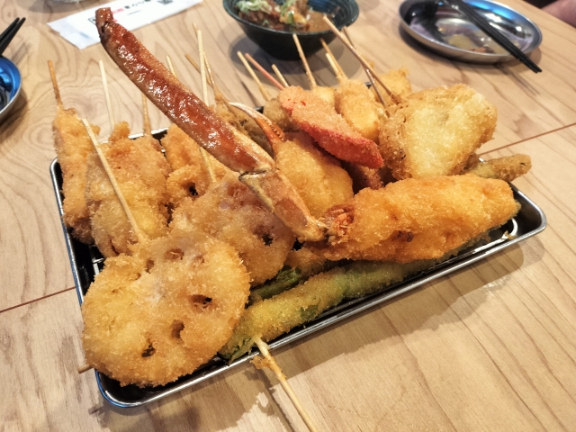 Kushikatsu, sate goreng khas Osaka dari daging, seafood, sampai sayuran.
