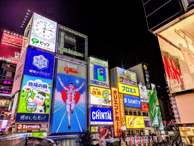 Dotonbori di Osaka terkenal dengan papan reklame Glico Man.