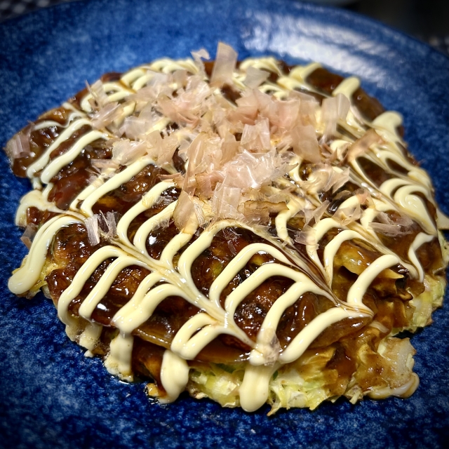 Okonomiyaki khas Osaka terbuat dari campuran tepung, irisan kol, telur, seafood, dan daging.