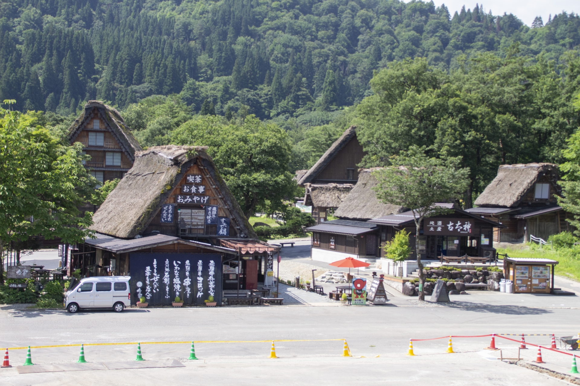 Toko suvenir di Shirakawa-go, destinasi musim dingin di Jepang.