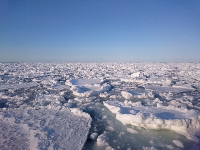 Drift ice atau lapisan es di permukaan Laut Okhotsk, Hokkaido.