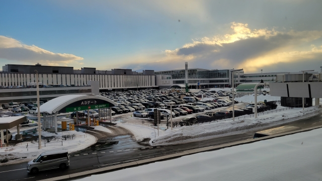 Bandara New Chitose yang tertutup oleh salju di Hokkaido, Jepang.