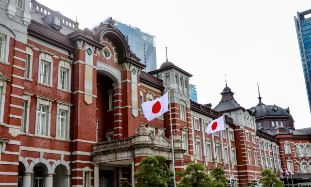 Bendera Jepang di depan Stasiun Tokyo.